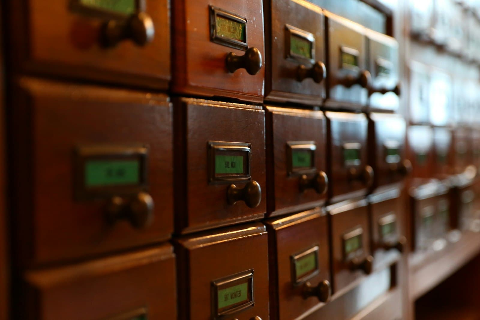 Where Does the Company Remember? Institutional Knowledge in the Age of AI